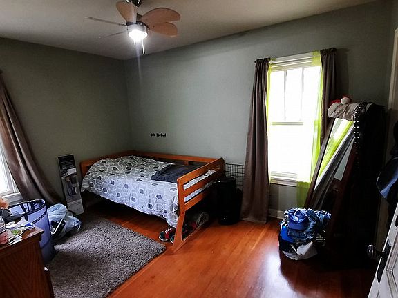4th image of 305 1st Ave NE