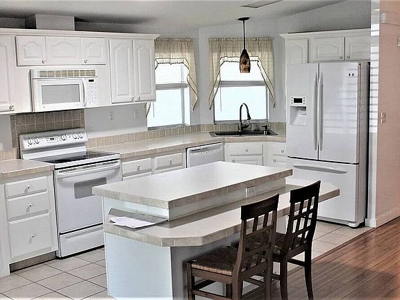 3rd image of 1705 Primrose Ln