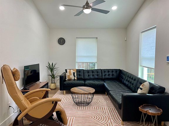 3rd image of 1119 Panama St