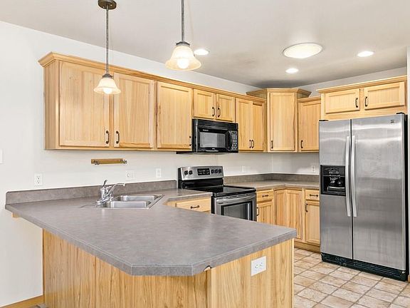 2nd image of 387 Stonegate Cir #10