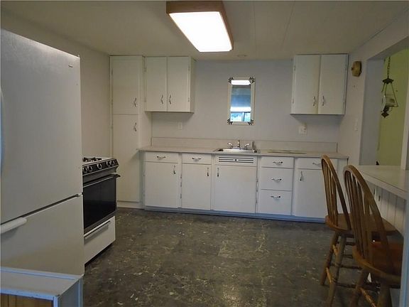 4th image of 42 Fulton St