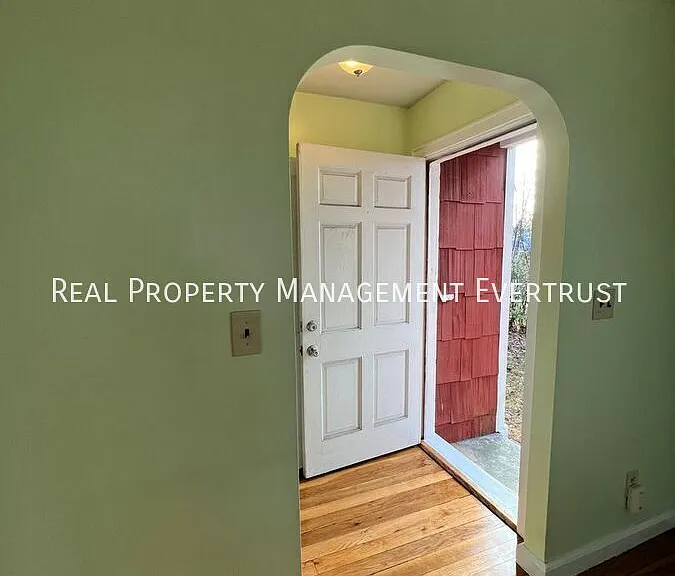19 Glen Way — Photo 5
