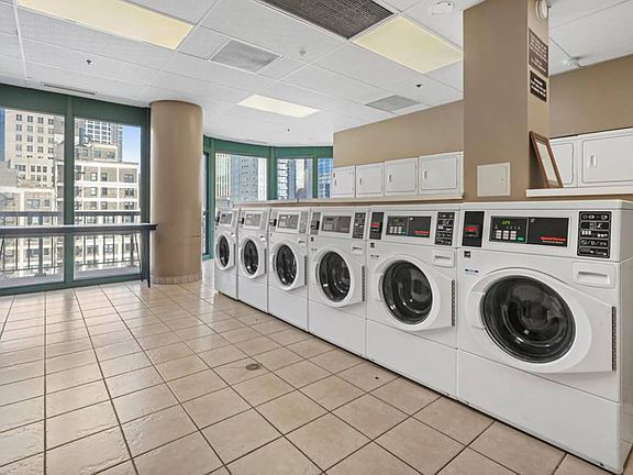 4th image of 1038 N Clark St #1309