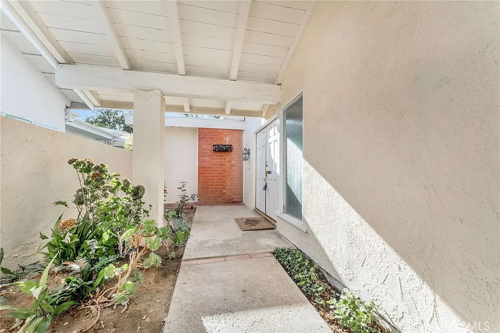 5 bed, 2.5 bath, 2517 sqft, $6,500 — Photo 3
