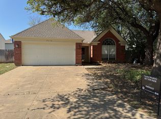 8208 Cloverglen Ln, Fort Worth, TX 76123