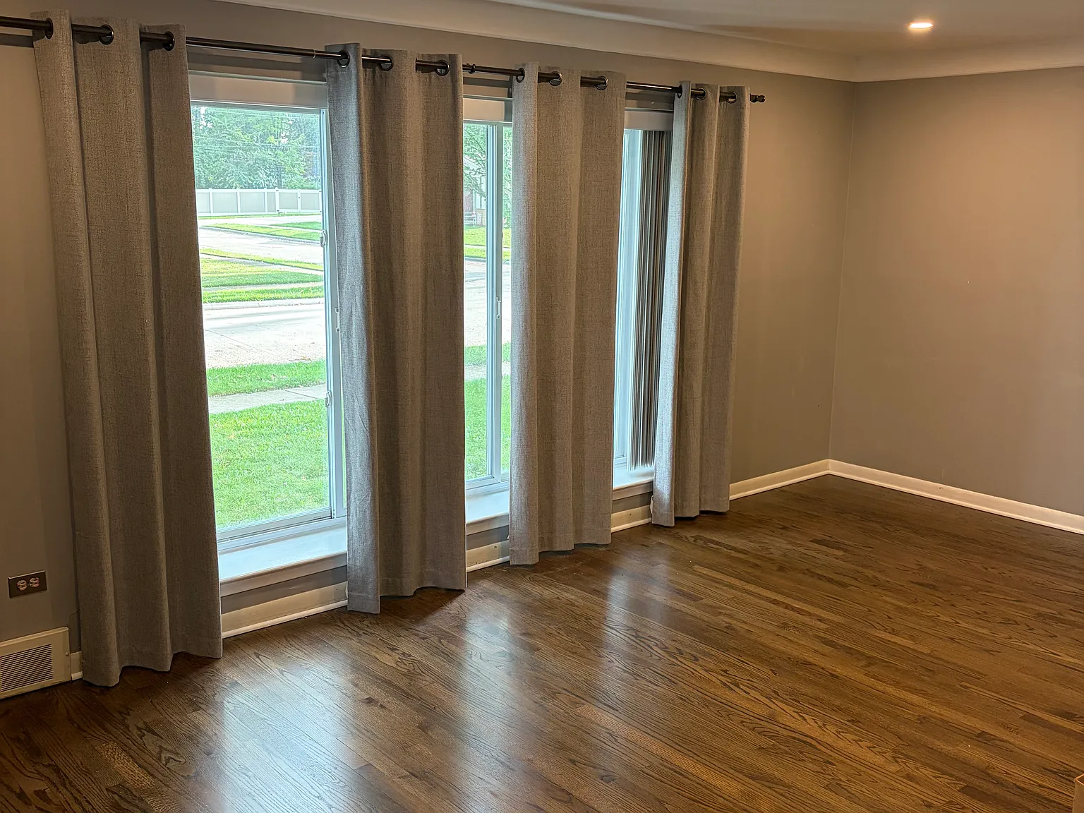 3 bed, 1100 sqft, $2,100 — Photo 2