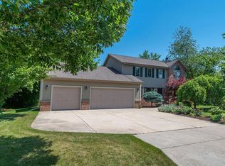8986 S Blackbird Trl, Franklin, WI 53132