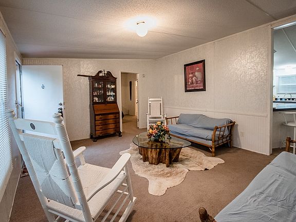 4th image of 99 Pine Dr