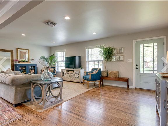3rd image of 605 Elaine Dr