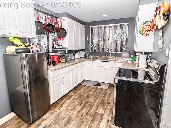 4th image of 221 Lincoln St