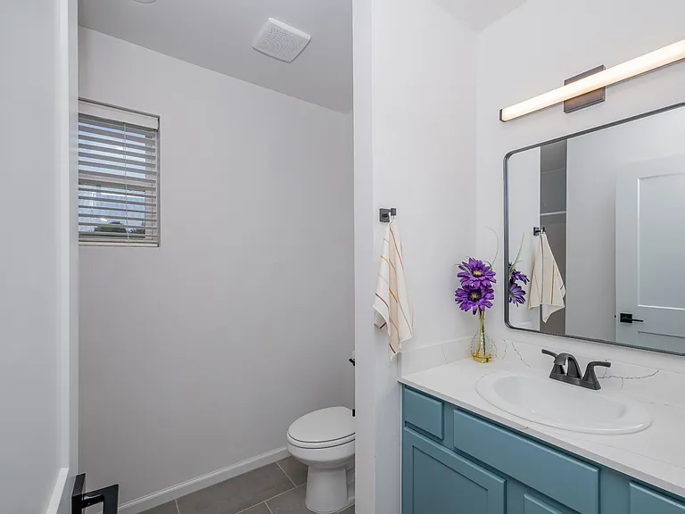 1102 E Hurd St — Photo 9