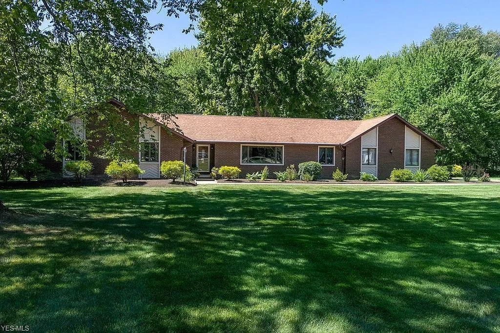2856 Camelot Ct photo 1