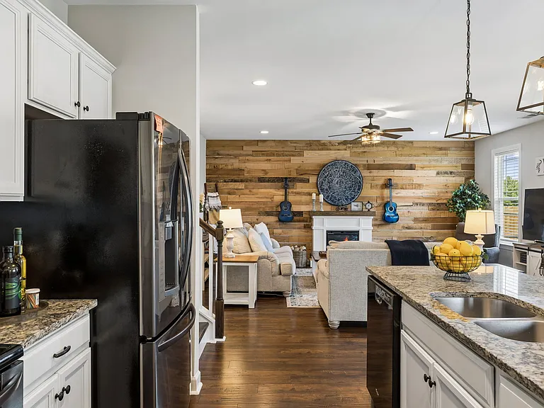 1010 Vanguard Dr — Photo 15