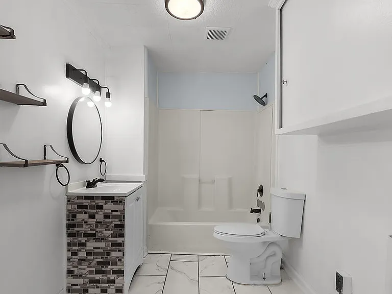 612 W 42nd St — Photo 20