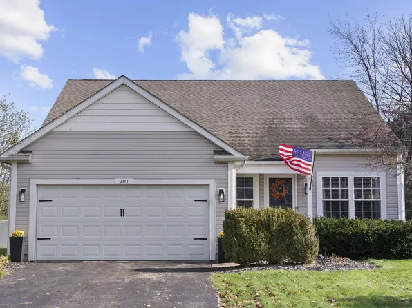 201 Fox Hall Dr, Pataskala, OH 43062