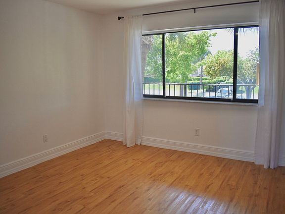 5th image of 1627 Meadows Cir W