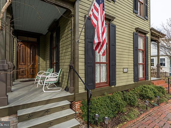 3rd image of 206 Jefferson St