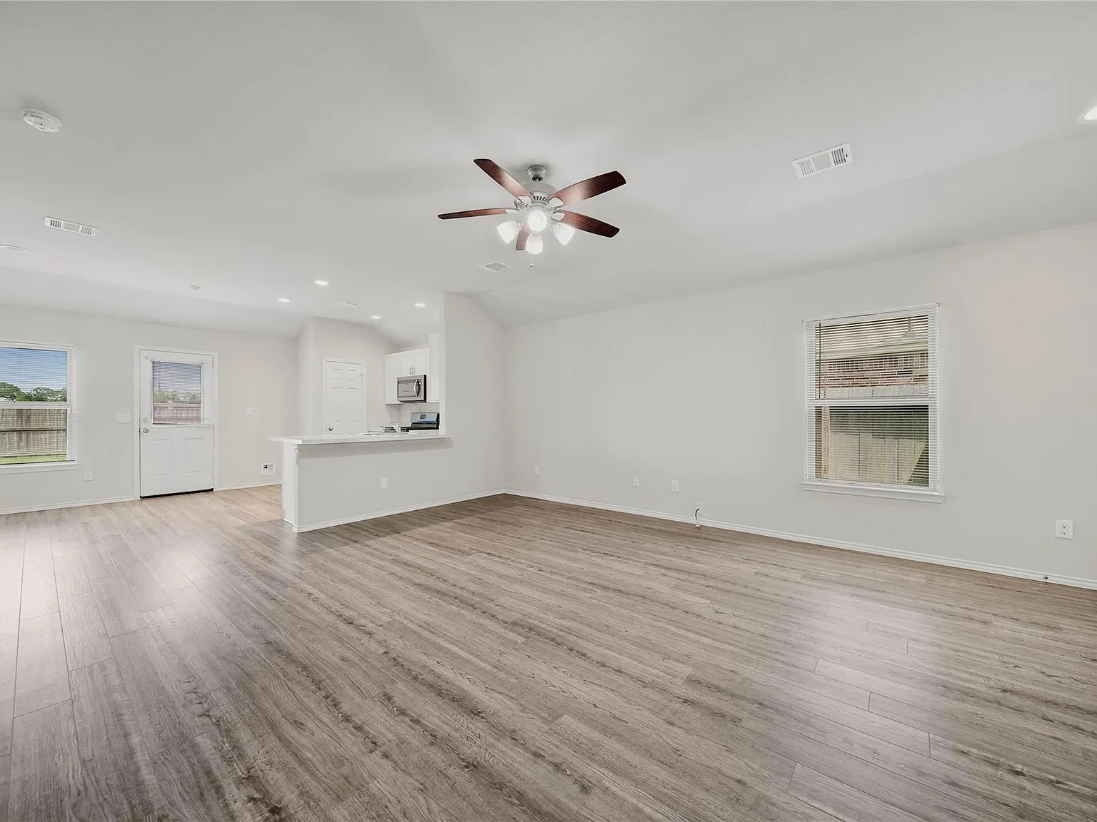 3 bed, 2.0 bath, 1308 sqft, $2,000 — Photo 3