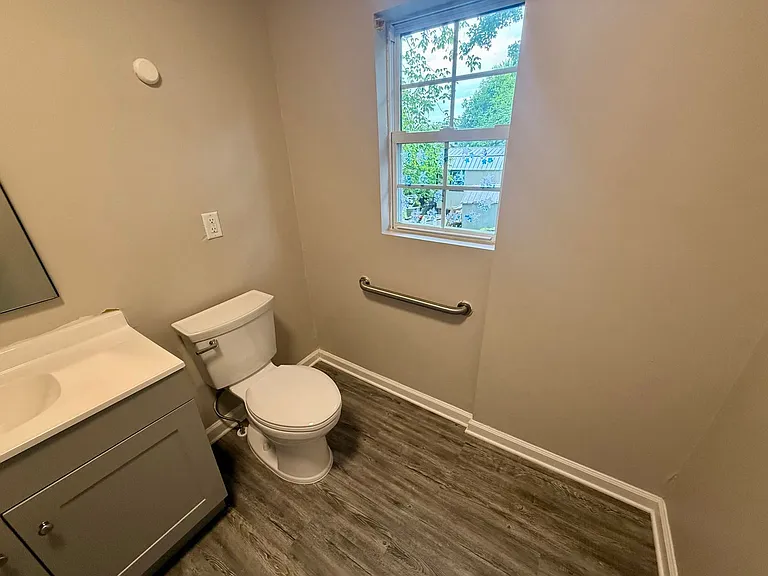 413 Everett St — Photo 11