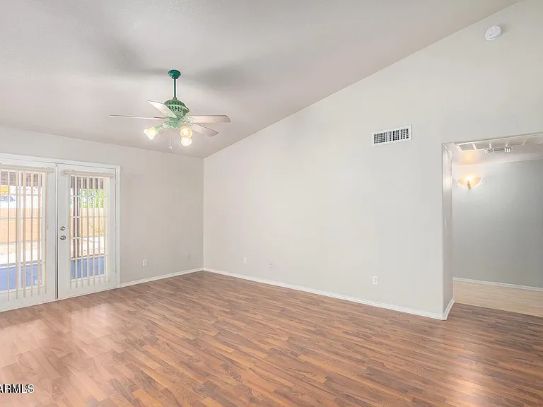 1924 E Sharon Dr — Photo 10