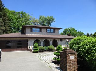 8 Flora Dr, Peckville, PA 18452
