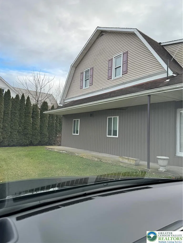 3 bed, 1.5 bath, 2335 sqft, $2,500 — Photo 1