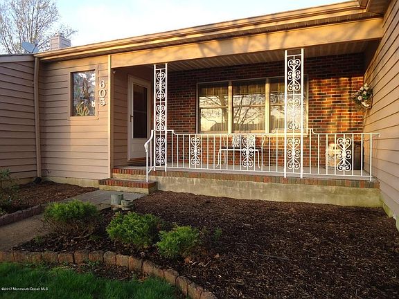 4th image of 605 Arlington Ln N