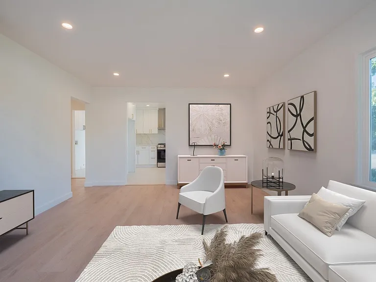 14418 Martha St — Photo 3