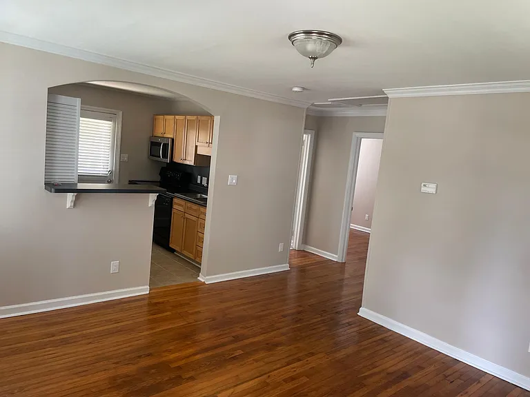 2305 Bernard St — Photo 2