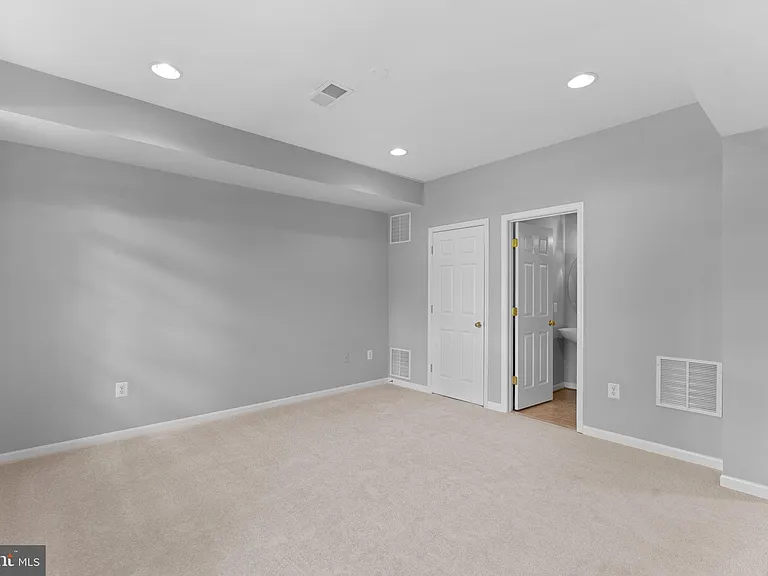 44253 Huron Ter — Photo 4