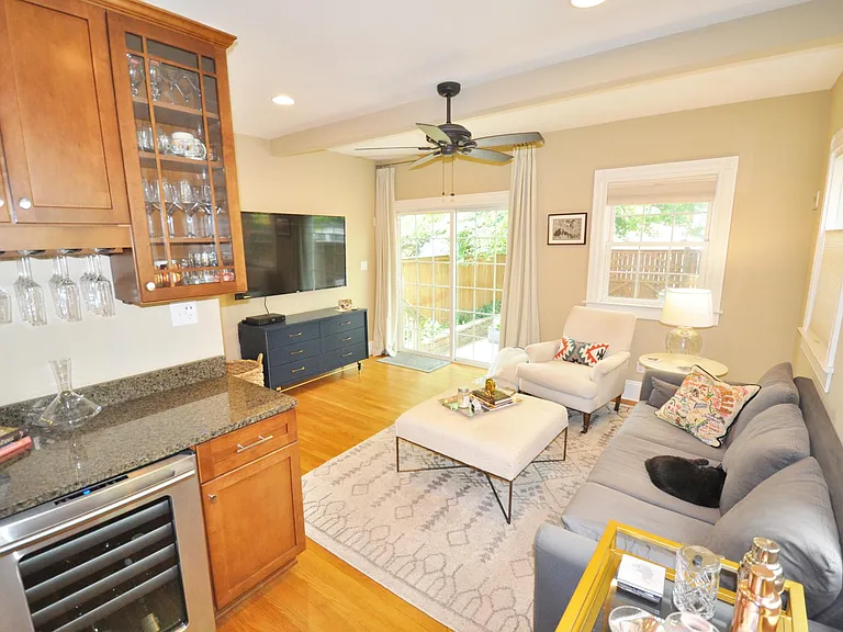 516 N Sheppard St — Photo 10