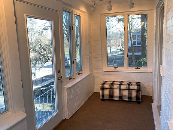 4th image of 1045 Oak Ave