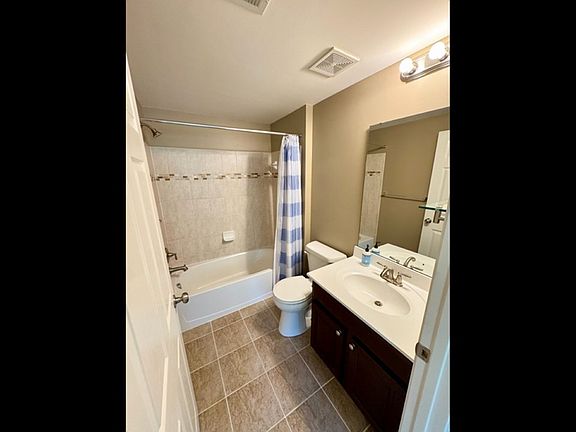Bathroom (en suite, lower level)