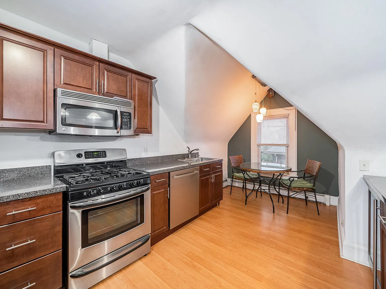 1 bed, 800 sqft, $2,200 — Photo 3