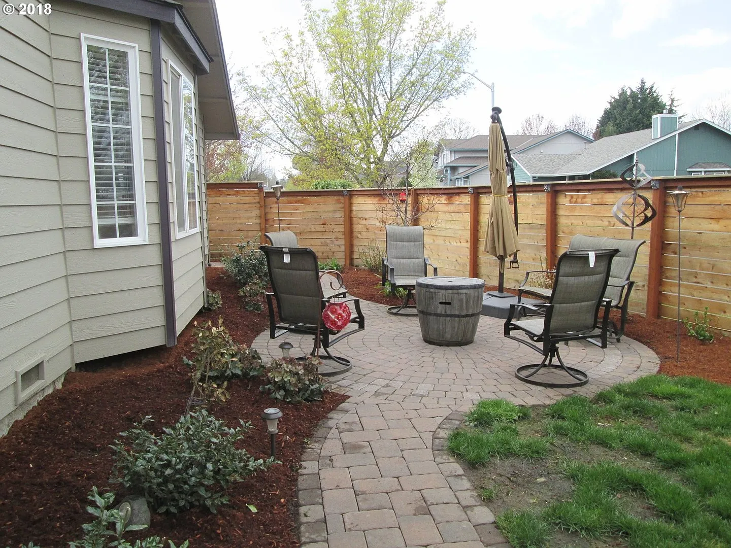 Bright 3 Bedroom Home with Vaulted Ceilings, Bay Windows, Granite Kitchen & Spacious Backyard — Photo 4