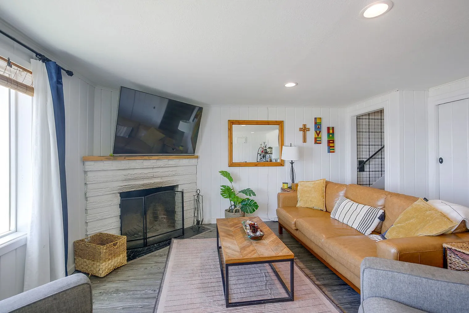 2 bed, 1.0 bath, 1399 sqft, $3,612 — Photo 3
