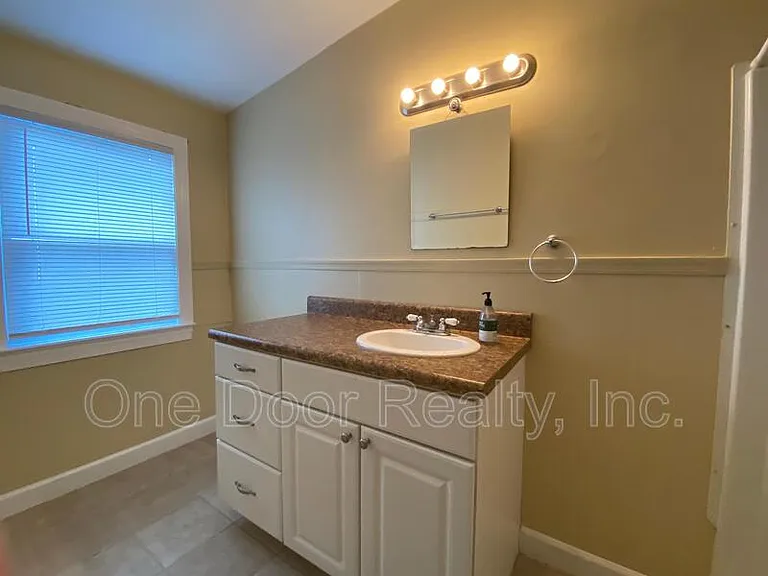 1107B Richmond Rd — Photo 3