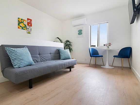 2nd image of 1039 N Bonnie Brae St #25