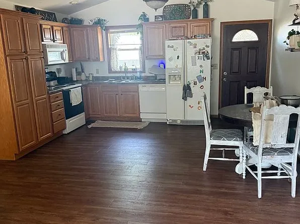 105 E 9th Ave, Redfield, SD 57469