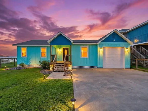 122 Dead Ends Dr, Rockport, TX 78382