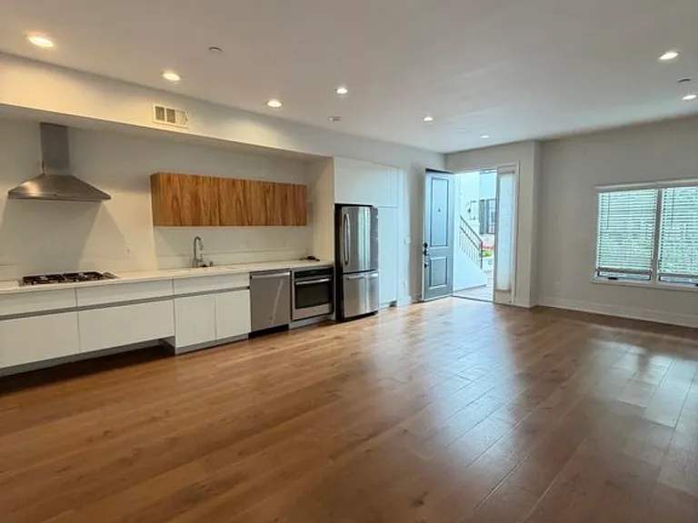 288 S Oakland Ave #111 — Photo 12