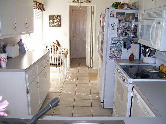 4th image of 626 Greenlea Chase W