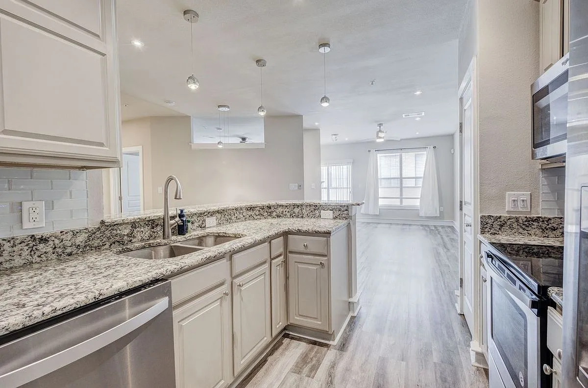 1 bed, 1.0 bath, 878 sqft, $1,900 — Photo 3