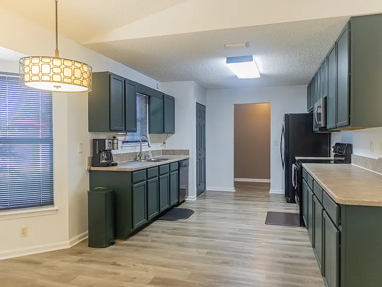 2034 Belhaven Dr — Photo 2