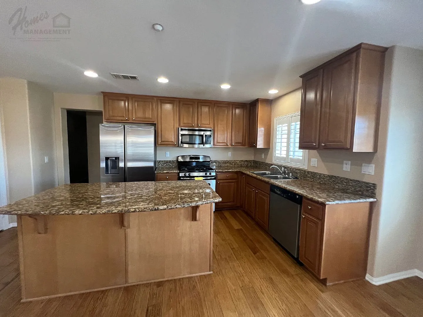 Homes Management - 2 Bed, 2 Bath Townhouse in Oak Drive Villas — Photo 3