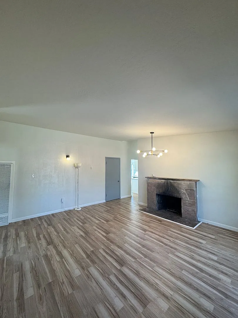 Move-in ready 4-bedroom, 2-bathroom house — Photo 2