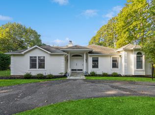 8 Country Ln, Hampton Bays, NY 11946