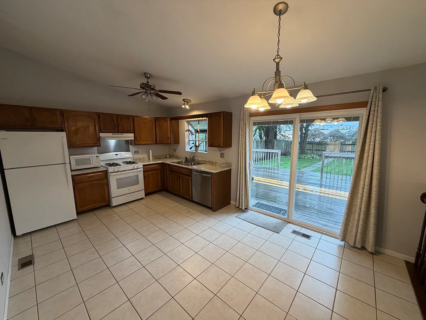 4 bed, 1950 sqft, $3,100 — Photo 2