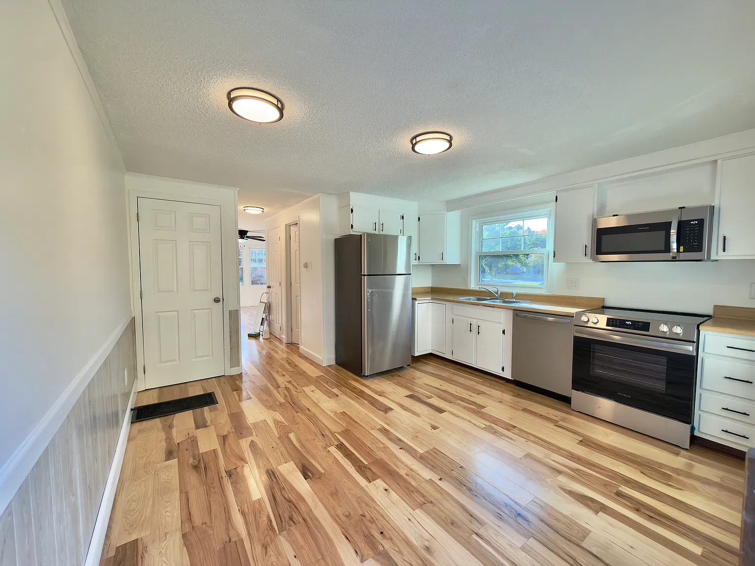 2 bed, 1.5 bath, 910 sqft, $2,799 — Photo 2
