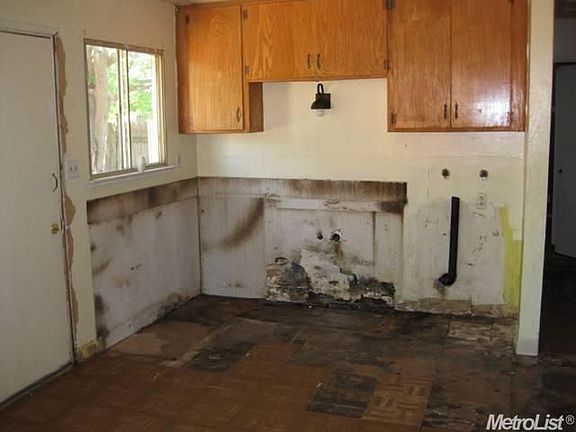 4th image of 1305 Decker Dr